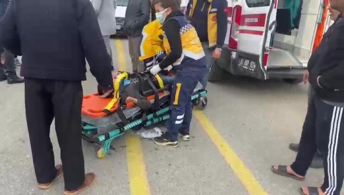 Bisikletiyle Yolun Karşısına Geçmeye Çalışan Çocuğa Hafif Ticari Araç Çarptı