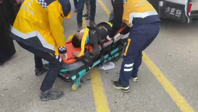 Bisikletiyle Yolun Karşısına Geçmeye Çalışan Çocuğa Hafif Ticari Araç Çarptı