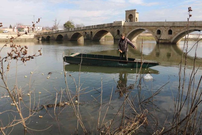 Edirne’nin Su Maymunları Artık Ekmek De Yiyor