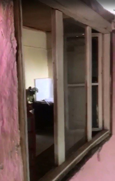 Hırsızlar Güpegündüz Kapısını Ve Pencere Korkuluklarını Çaldıkları Evi Talan Etti