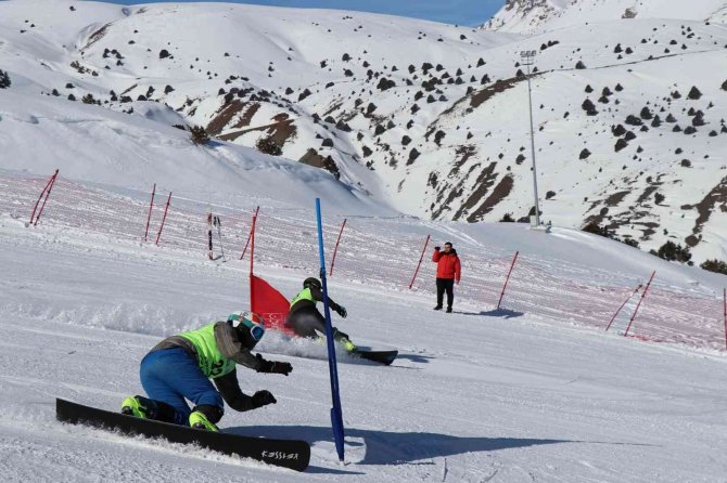 Ergan Dağında Snowboard Alpine 2. Etap Yarışmaları Başladı