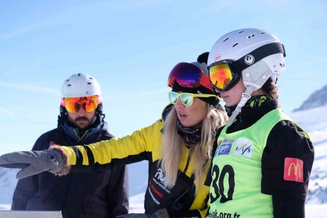 Ergan Dağında Snowboard Alpine 2. Etap Yarışmaları Başladı