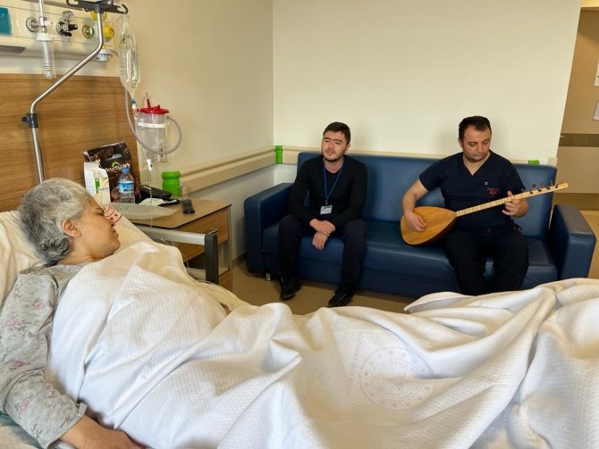 Kanser Tedavisi Gören Hastaya Doktor Ve Oğlundan Moral Konseri