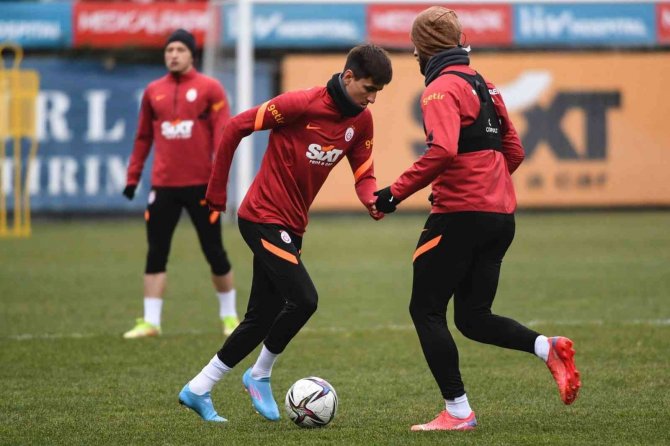 Arda Turan Ve Emre Kılınç Takımla Birlikte Çalıştı