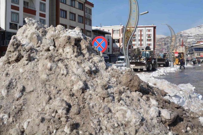Hakkari Belediyesi 11 Noktadan Şehir Dışına Kar Taşıyor