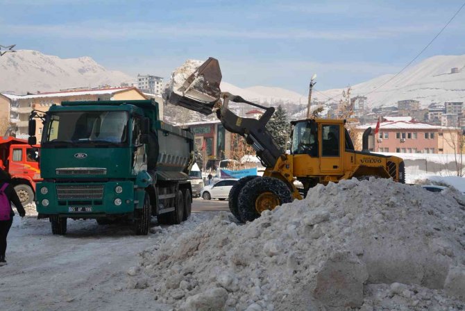 Hakkari Belediyesi 11 Noktadan Şehir Dışına Kar Taşıyor