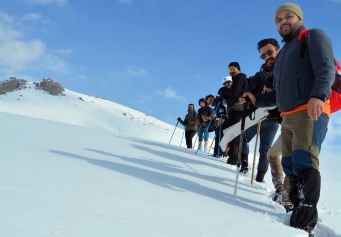 Yüksekova’nın Karlı Dağlarında 10 Kilometrelik Yürüyüş Gerçekleştirdiler
