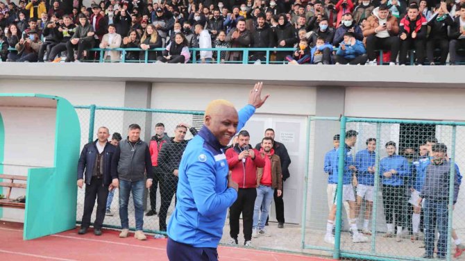41 Yaşında Yeşil Sahalara Dönen Yattara, Gençlere Taş Çıkardı