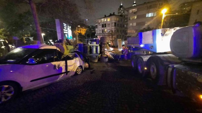 Beşiktaş’ta Akılalmaz Kaza, Tırın Taşıdığı Vinç Araçların Üzerine Devrildi