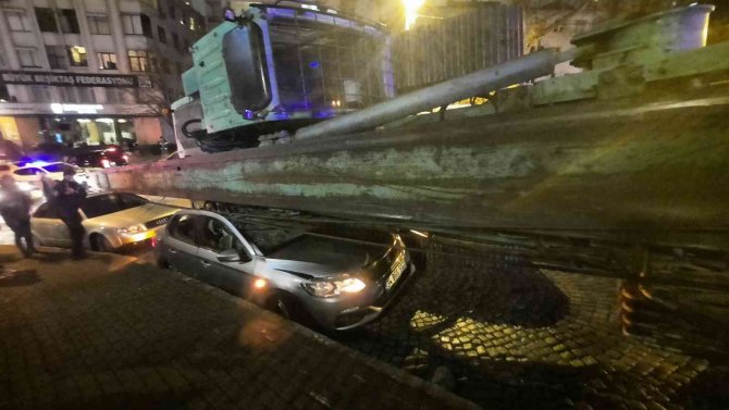 Beşiktaş’ta Akılalmaz Kaza, Tırın Taşıdığı Vinç Araçların Üzerine Devrildi