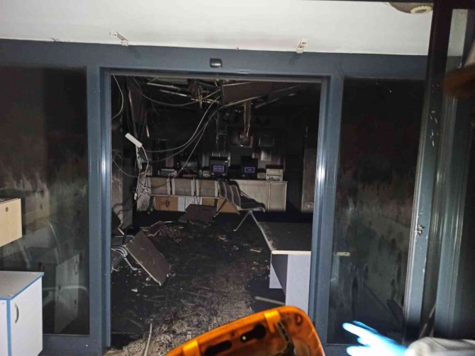 İ̇zmir’de Diş Polikliniğini Alev Alev Yandı