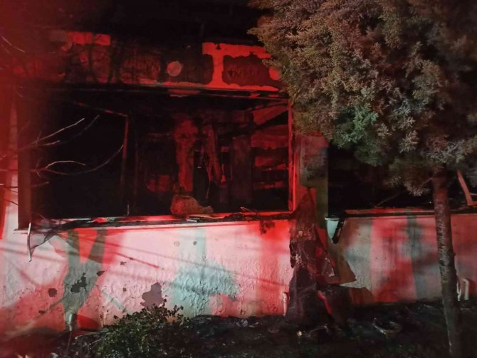 İ̇zmir’de Diş Polikliniğini Alev Alev Yandı