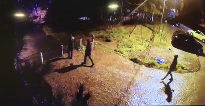 İ̇stanbul’da Bıçaklı Gasp Kamerada: Ağaçlık Alanda Dövüp Bıçakladılar