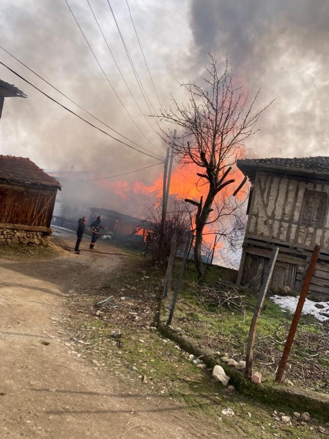 Kastamonu’da Altında Ahır Bulunan Ahşap Ev Yandı, 3 Büyükbaş Hayvan Telef Oldu