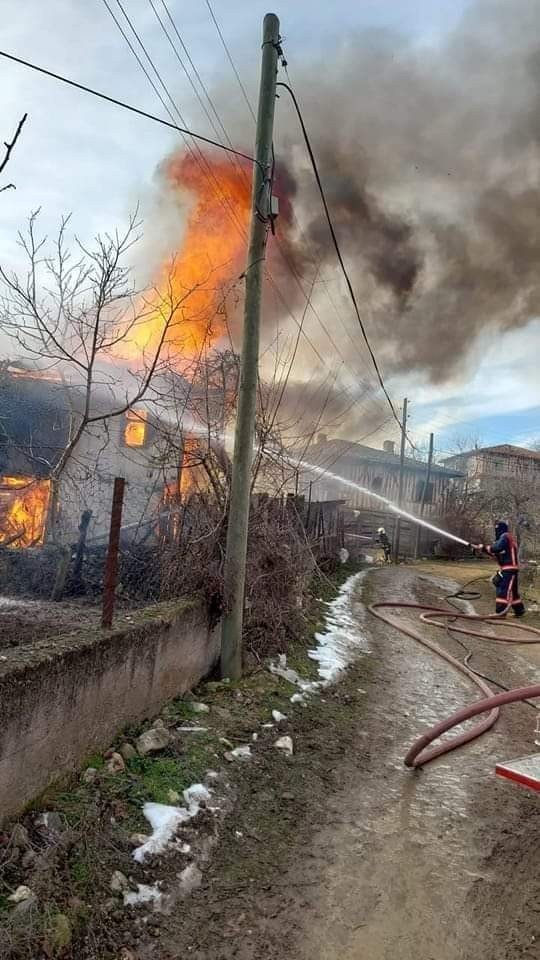 Kastamonu’da Altında Ahır Bulunan Ahşap Ev Yandı, 3 Büyükbaş Hayvan Telef Oldu