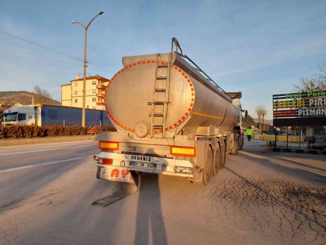 Kırmızı Işıkta Duran Tıra Arkadan Çarptı: 1 Yaralı