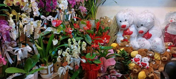 Çiçekçilerde 14 Şubat Hazırlığı