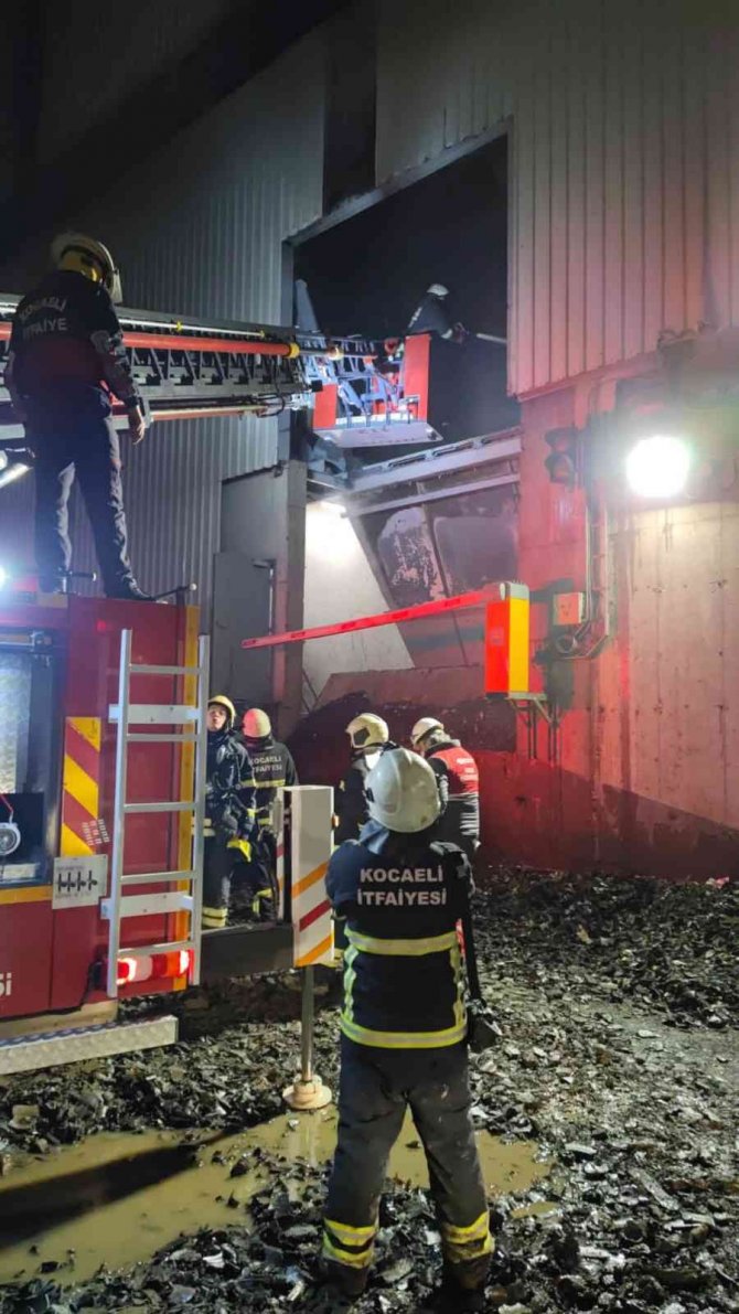 Çimento Fabrikasının Geri Dönüşüm Bölümünde Korkutan Yangın