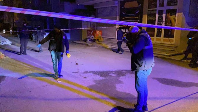 Tartıştıkları Şahsı Hem Silahla Vurdular Hem De Bıçakladılar