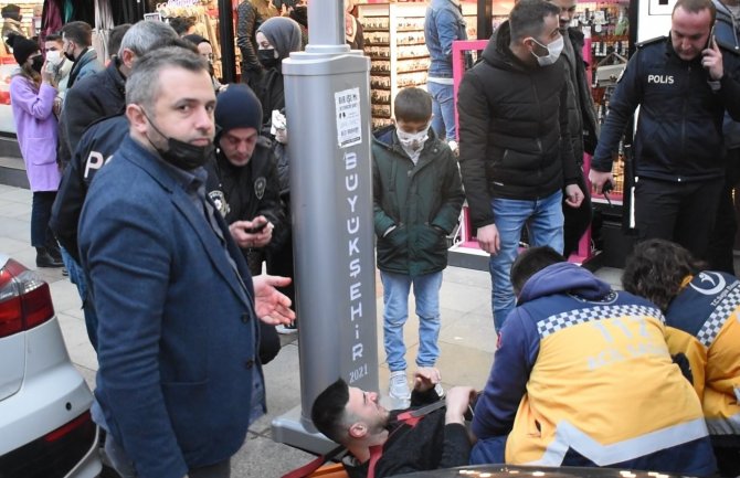Yolda Yürüyen İki Arkadaşı Bıçaklayarak Kayıplara Karıştı