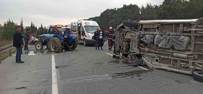 Manisa’da Traktör, Kamyonetle Çarpıştı: 3 Yaralı