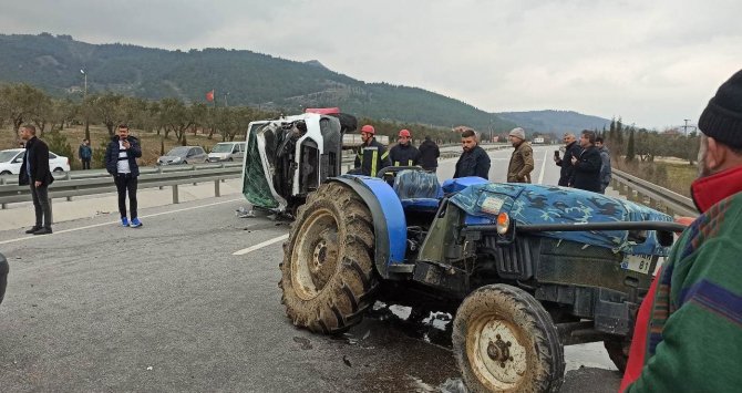 Manisa’da Traktör, Kamyonetle Çarpıştı: 3 Yaralı