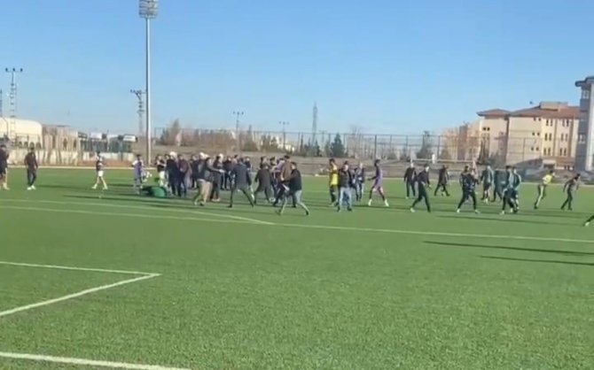 Mardin 1. Amatörde Futbolcu Teknik Direktöre Taşla Saldırdı