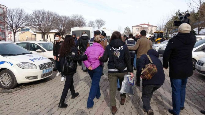 Yozgat Merkezli 13 İlde “Silgeç” Operasyonu: Aralarında Kamu Görevlilerinin De Olduğu 61 Kişi Gözaltına Alındı