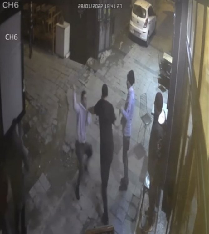 Beyoğlu’nda Oyuncu Bahadır Ünlü’nün Müşterisini Darp Ettiği Yeni Görüntüler Kamerada
