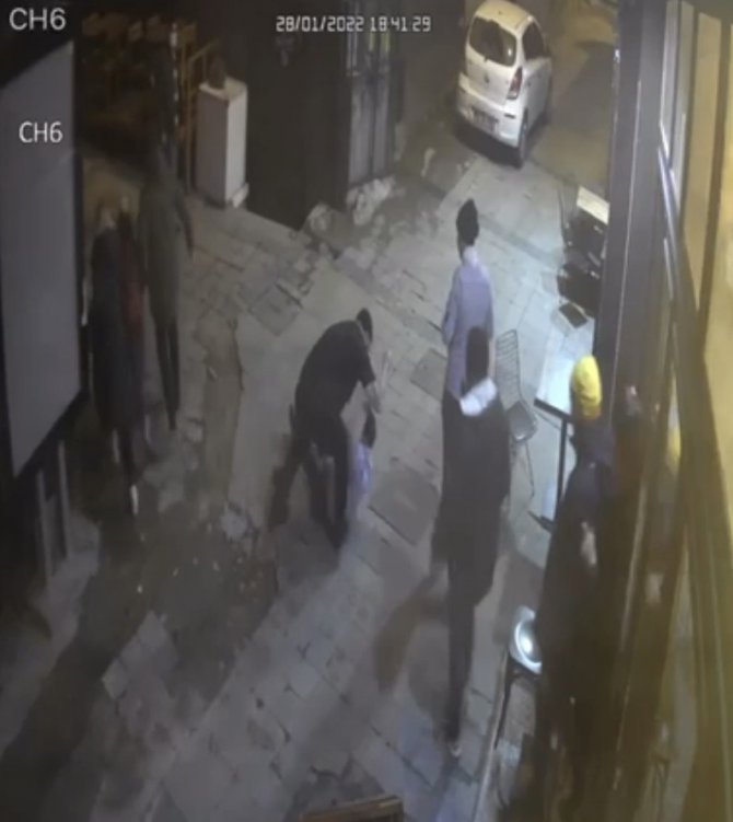 Beyoğlu’nda Oyuncu Bahadır Ünlü’nün Müşterisini Darp Ettiği Yeni Görüntüler Kamerada