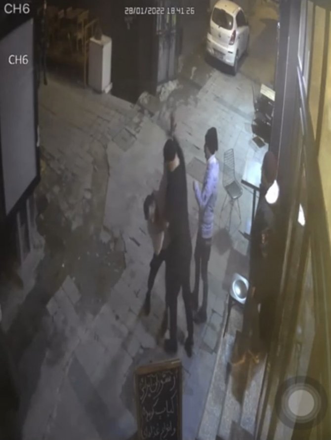 Beyoğlu’nda Oyuncu Bahadır Ünlü’nün Müşterisini Darp Ettiği Yeni Görüntüler Kamerada