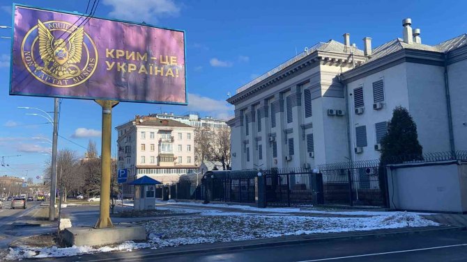 Rusya’nın Ukrayna’daki Büyükelçiliği Önüne "Kırım Ukrayna’dır" Pankartları Asıldı