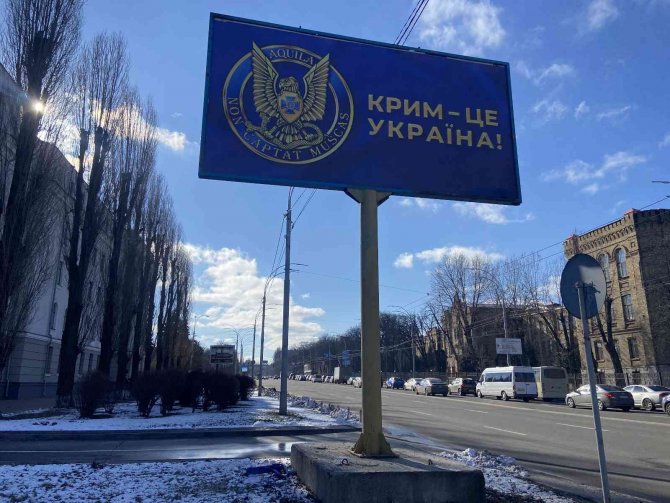 Rusya’nın Ukrayna’daki Büyükelçiliği Önüne "Kırım Ukrayna’dır" Pankartları Asıldı