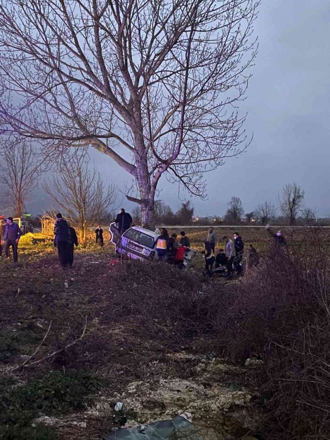 Kontrolden Çıkan Otomobil Ağaca Çarptı: 1’i Ağır 3 Yaralı