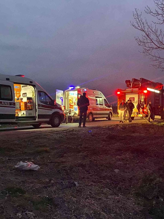 Kontrolden Çıkan Otomobil Ağaca Çarptı: 1’i Ağır 3 Yaralı
