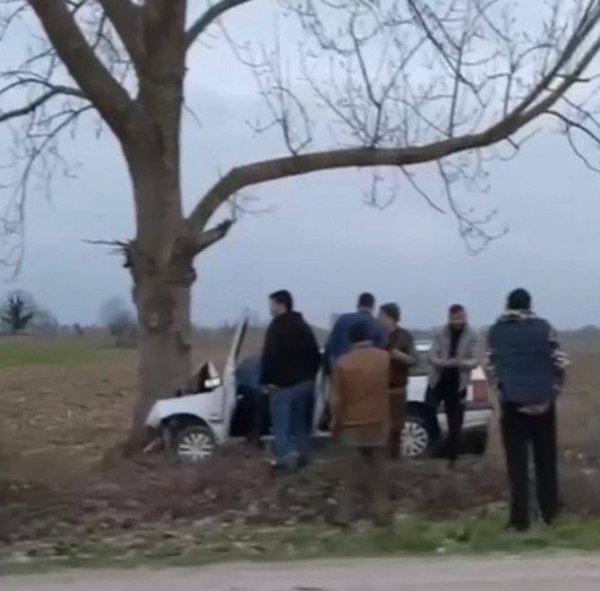 Kontrolden Çıkan Otomobil Ağaca Çarptı: 1’i Ağır 3 Yaralı
