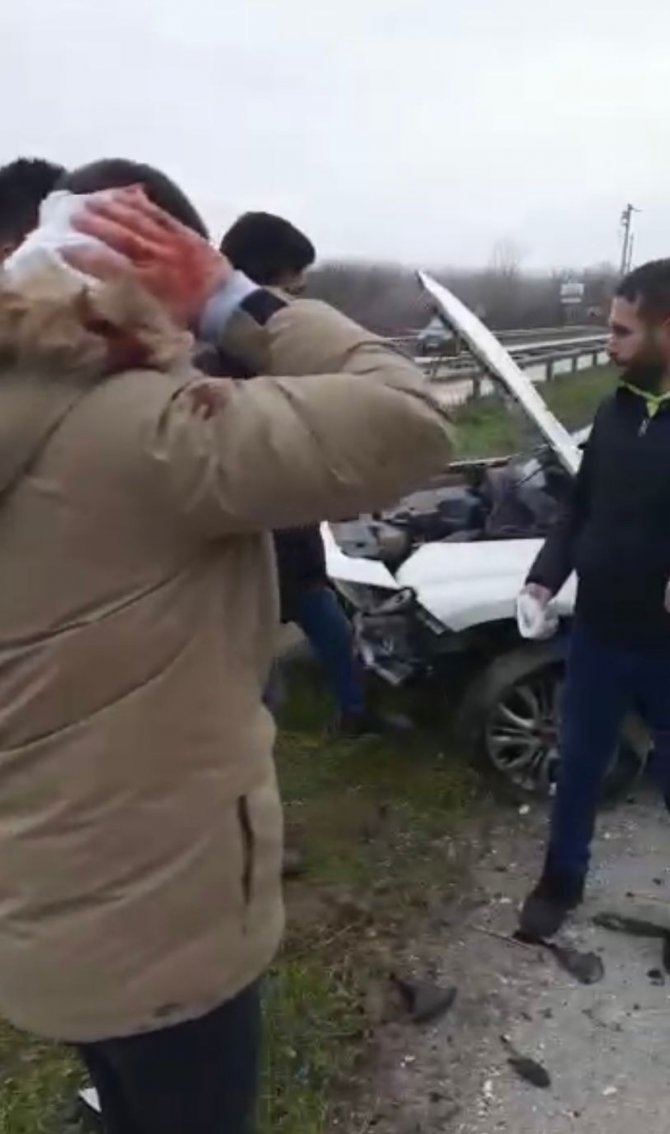 D-100’de Kontrolden Çıkan Otomobil Bariyerlere Çarptı: 1 Yaralı