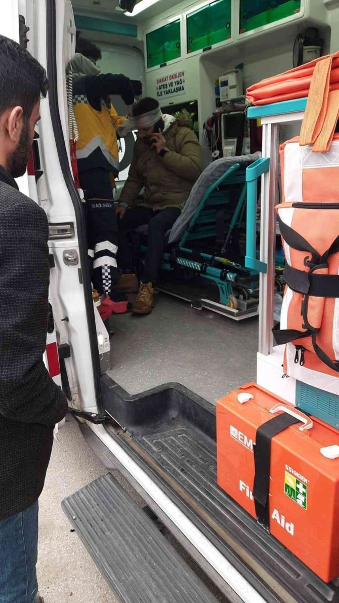 D-100’de Kontrolden Çıkan Otomobil Bariyerlere Çarptı: 1 Yaralı
