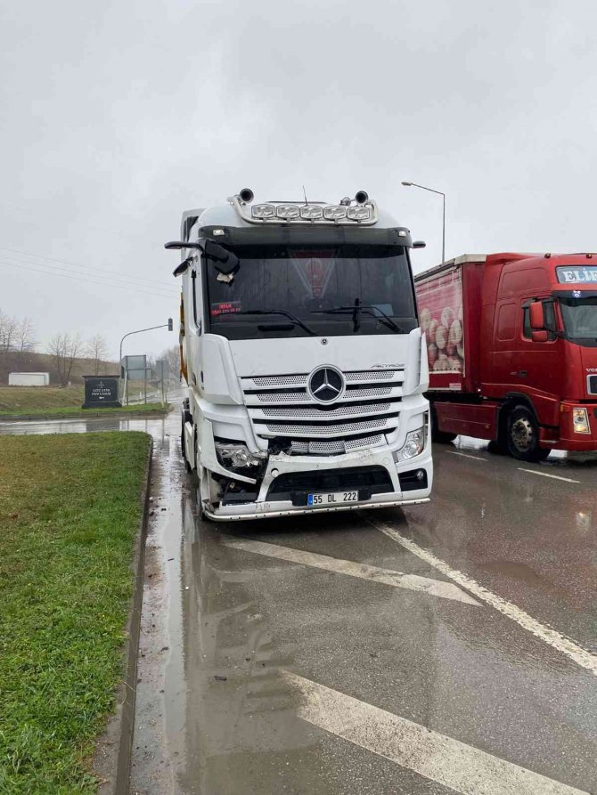 Samsun’da Tır Kırmızı Işıkta Bekleyen Kamyonete Çarptı: 2 Yaralı