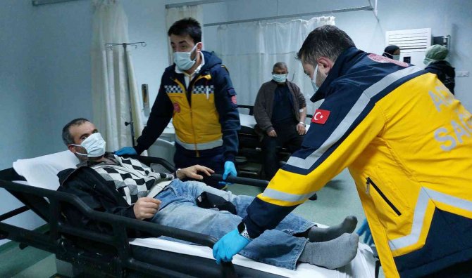 Samsun’da Tır Kırmızı Işıkta Bekleyen Kamyonete Çarptı: 2 Yaralı