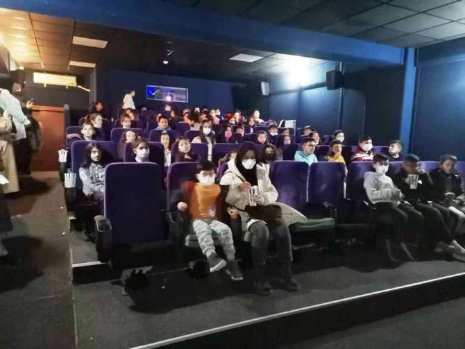Simav’da Öğrenciler, “İ̇yi Ki Varsın Eren” Filmini İzledi