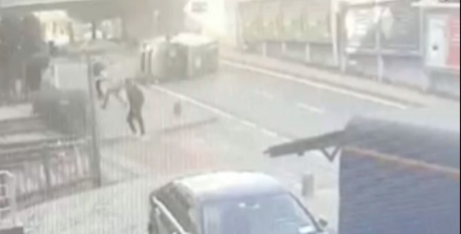 Şişli’de Yolcu Minibüsünün Devrildiği Kaza Kamerada: Kaldırımdaki Adam Korkuyla Yere Düştü