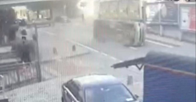 Şişli’de Yolcu Minibüsünün Devrildiği Kaza Kamerada: Kaldırımdaki Adam Korkuyla Yere Düştü