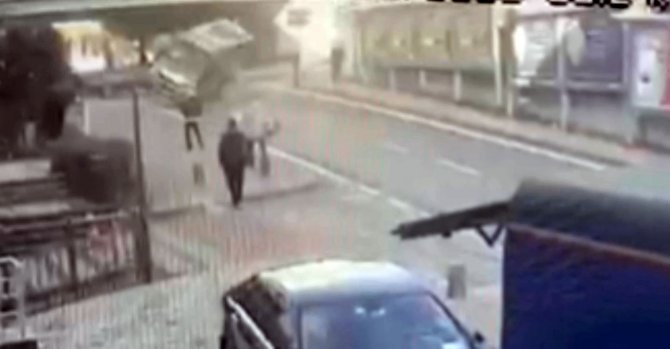 Şişli’de Yolcu Minibüsünün Devrildiği Kaza Kamerada: Kaldırımdaki Adam Korkuyla Yere Düştü