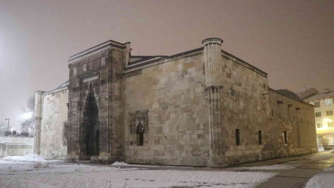 Tarihi Kent Meydanı Çöken Sisle Açık Hava Müzesine Dönüştü