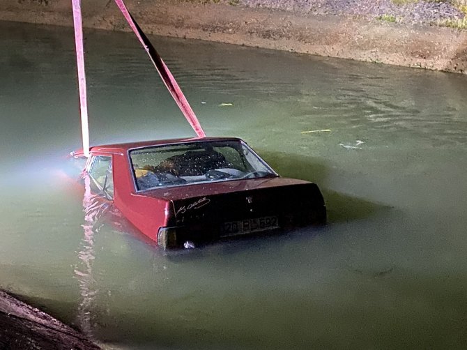 Sulama Kanalına Düşen Otomobilin Sürücüsü Hayatını Kaybetti