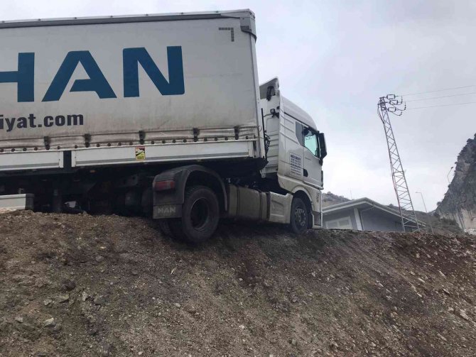 Kontrolden Çıkan Tır Şantiye Yolunda Asılı Kaldı