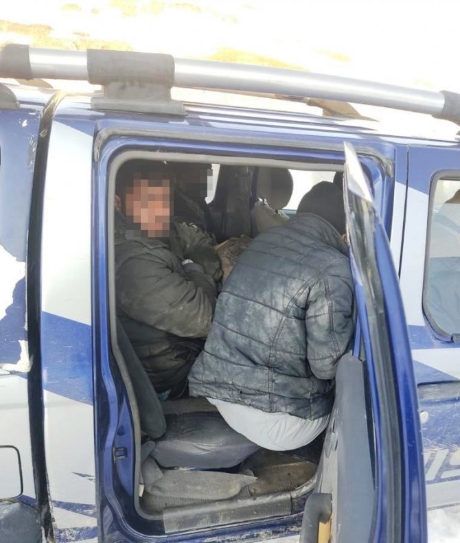 Van’da Polisten Kaçan Kamyonette 18 Kaçak Göçmen Çıktı