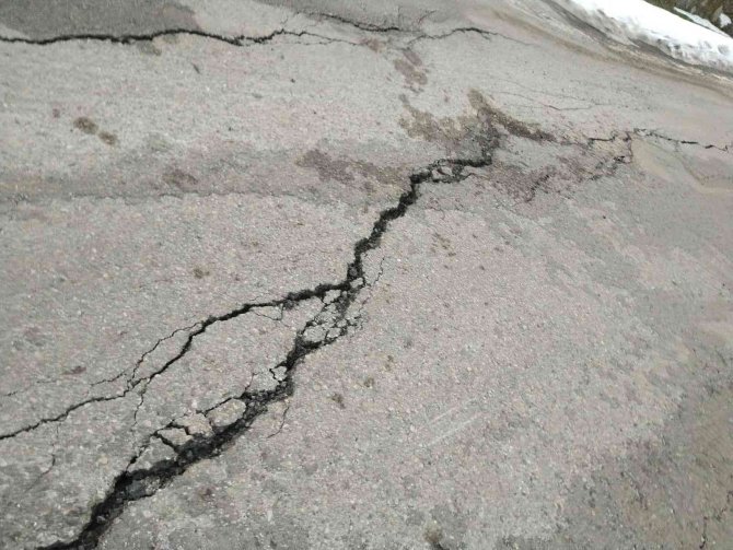 Alaplı Kaptaş Yolunda Çatlaklar Meydana Geldi