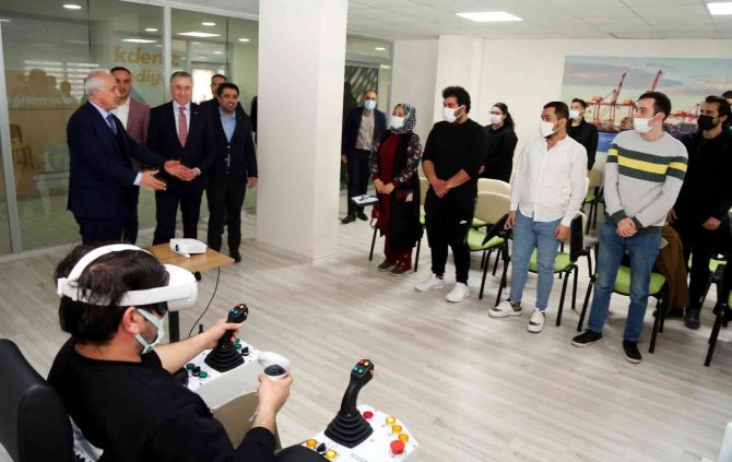 Ak Parti Başkan Yardımcısı Yanılmaz, Akdeniz Belediyesinin Çalışmalarını İnceledi